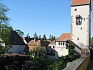 Blick auf Stadttor und historische Stadtmauer
