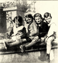 Alte Foto-Aufnahme von 1935, „Lustiges Kleeblatt auf dem Mainbernheimer Marktbrunnen“, das die Kinder der Wirtsleute Jaeger zeigt. Von rechts: Geschwister Martin, Marlis, Else und Frieda.