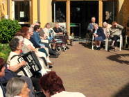 Else Höfig spielt ein Wunschkonzert für die Senioren im Kitzinger Altenheim